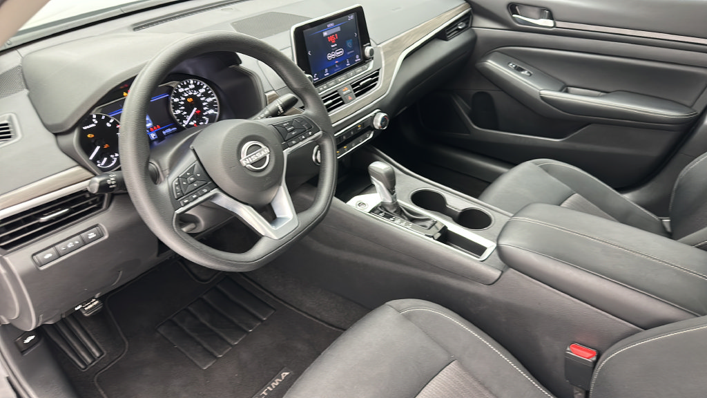 Used 2025 Nissan Altima 2.5 SV FWD image 11
