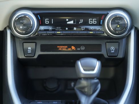 Used 2022 Toyota RAV4 XLE Premium image 29