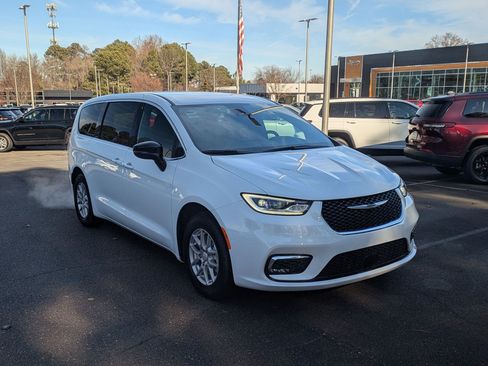 New 2026 Chrysler Pacifica Select image 3