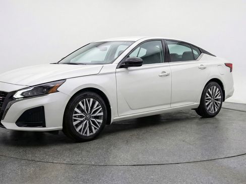 Used 2025 Nissan Altima 2.5 SV FWD image 3