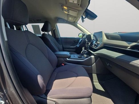 Certified 2025 Toyota Highlander LE FWD image 15