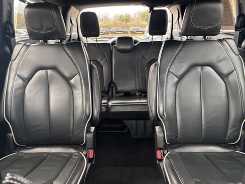 Used 2025 Chrysler Pacifica Limited image 42