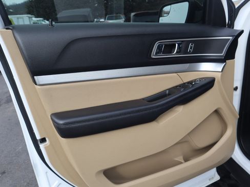 Used 2017 Ford Explorer XLT image 54