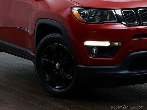 Used 2019 Jeep Compass Latitude FWD image 3