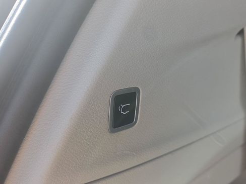 Used 2024 Chrysler Pacifica Touring-L FWD image 17