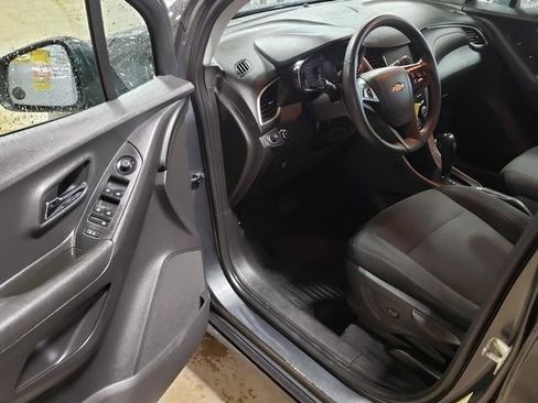 Used 2020 Chevrolet Trax LS w/ Tint and Cruise Package AWD/4WD image 10