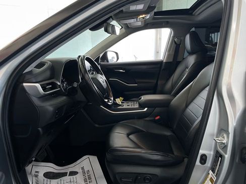 Used 2020 Toyota Highlander XLE image 14