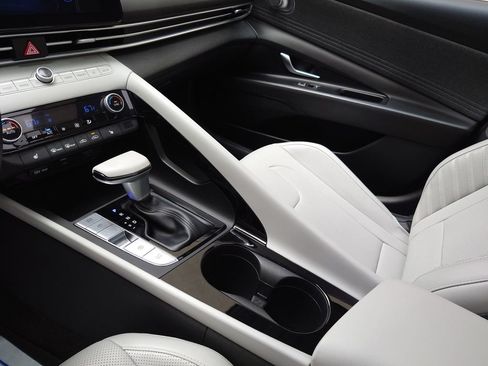 Certified 2023 Hyundai Elantra Limited FWD image 25