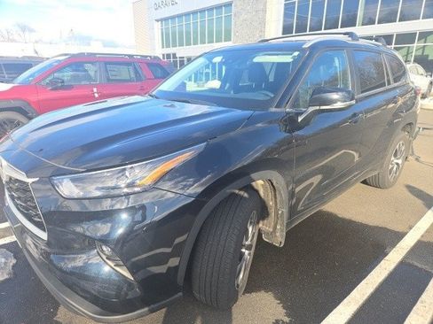 Used 2023 Toyota Highlander XLE image 9