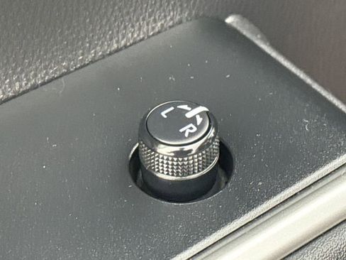 Used 2023 Toyota Highlander XLE image 24