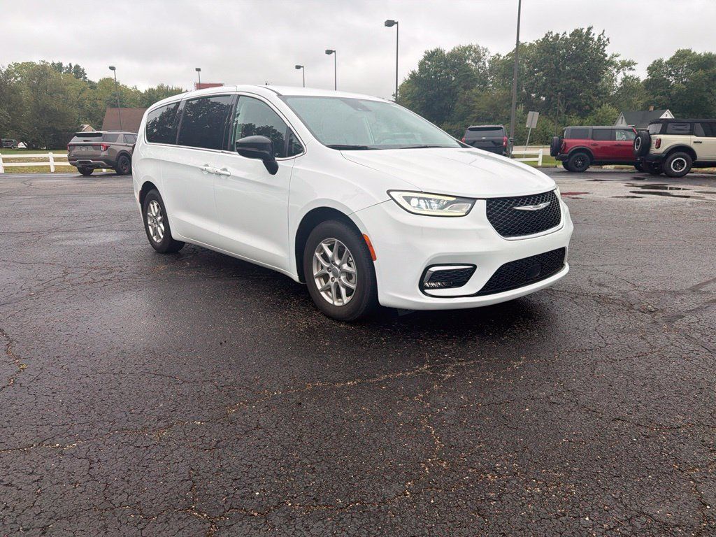 Used 2024 Chrysler Pacifica Touring-L FWD image 8