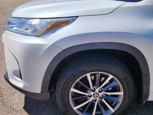 Used 2018 Toyota Highlander XLE w/ Carpet Mat Package (TMS) AWD/4WD image 6