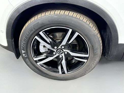 Used 2023 Volvo XC40 B5 Plus image 38