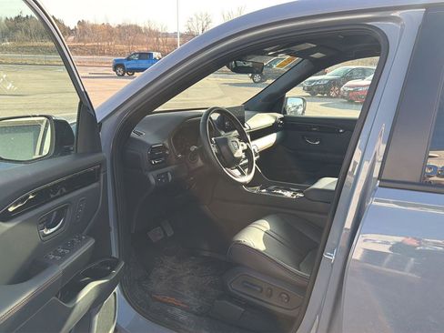 Used 2025 Honda Pilot TrailSport image 3