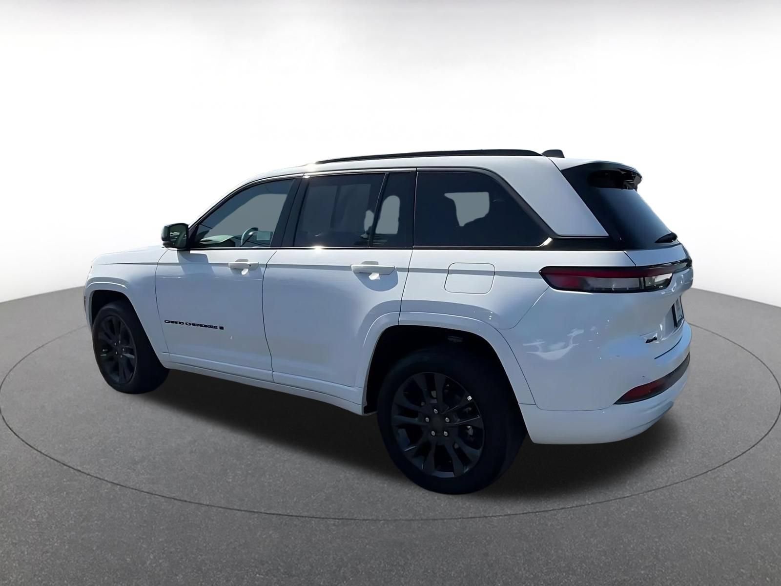 Used 2026 Jeep Grand Cherokee Limited AWD/4WD image 9