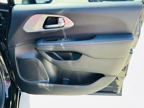 Used 2023 Chrysler Pacifica Touring-L w/ S Appearance Package image 32