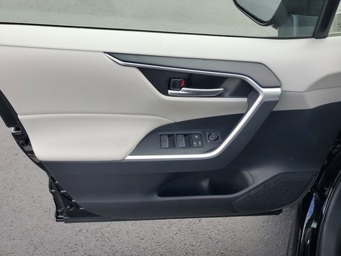 Used 2025 Toyota RAV4 XLE image 21