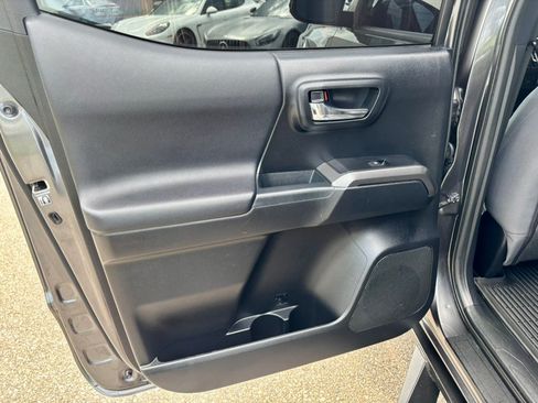Used 2019 Toyota Tacoma TRD Sport w/ Technology Package AWD/4WD image 17