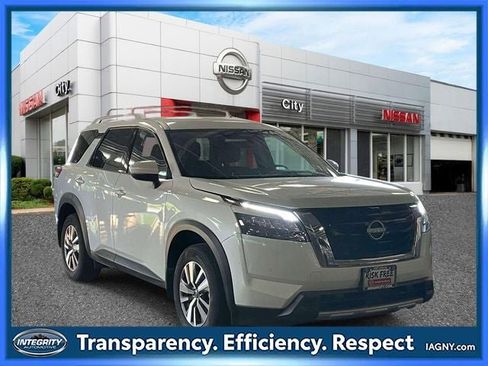 Used 2025 Nissan Pathfinder SL AWD/4WD image 1