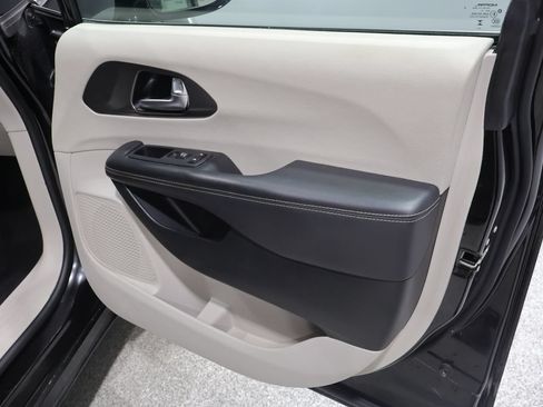 Used 2024 Chrysler Pacifica Touring-L FWD image 25