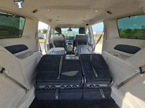 Used 2019 Chrysler Pacifica Touring-L FWD image 24