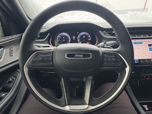 Used 2025 Jeep Grand Cherokee Limited w/ Luxury Tech Group II image 5