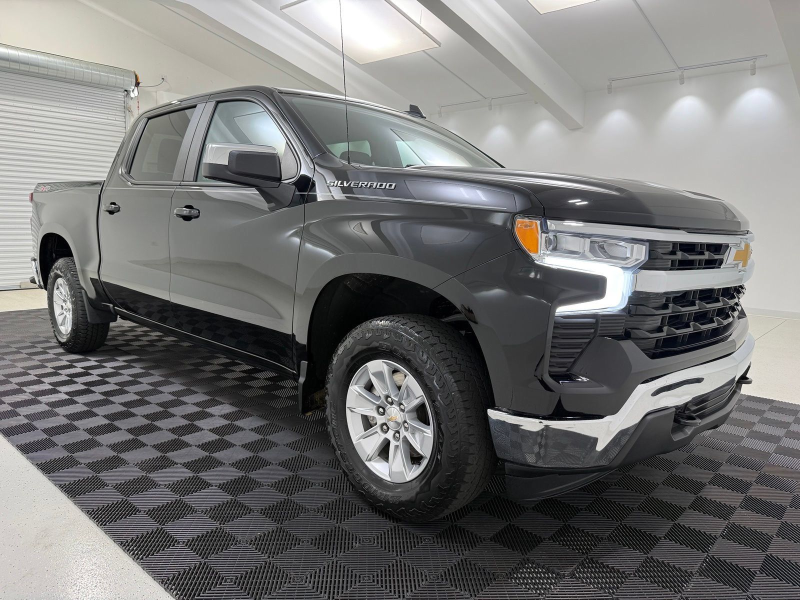 Used 2023 Chevrolet Silverado 1500 LT AWD/4WD image 1