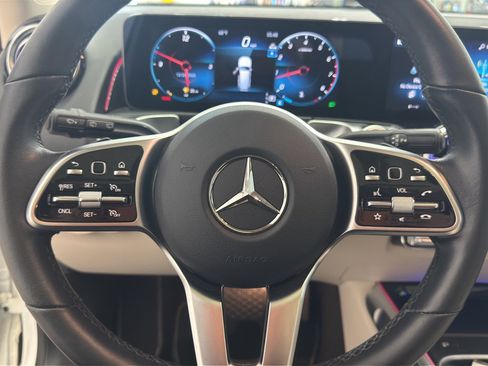 Used 2023 Mercedes-Benz GLB 250 image 11