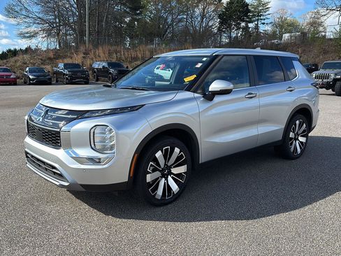 Used 2025 Mitsubishi Outlander SE image 1