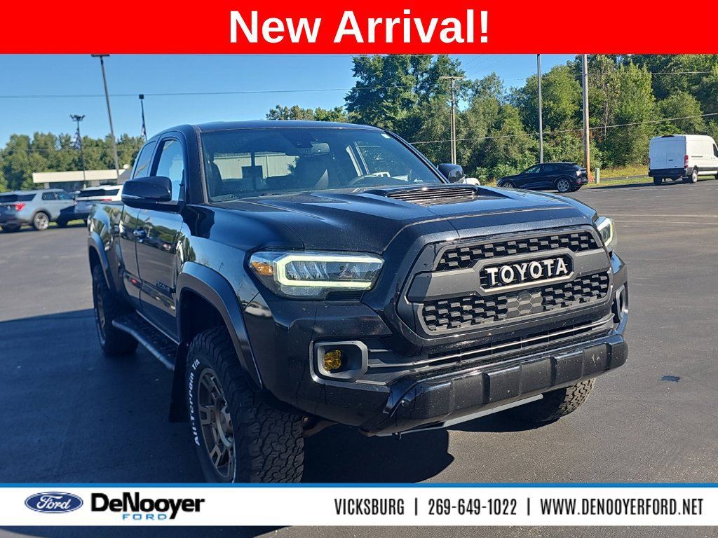 Used 2022 Toyota Tacoma TRD Sport AWD/4WD image 3