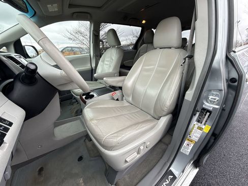 Used 2014 Toyota Sienna XLE image 12