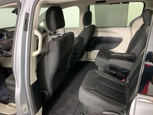 Used 2020 Chrysler Pacifica Touring w/ Advanced Safetytec Group FWD image 32