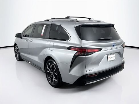 Certified 2025 Toyota Sienna Platinum image 2