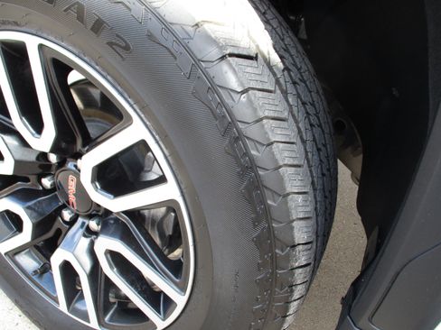 Used 2025 GMC Sierra 1500 AT4 w/ AT4 Premium Package AWD/4WD image 9