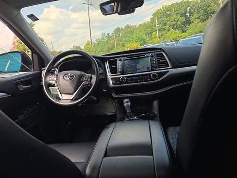 Used 2018 Toyota Highlander XLE AWD/4WD image 25