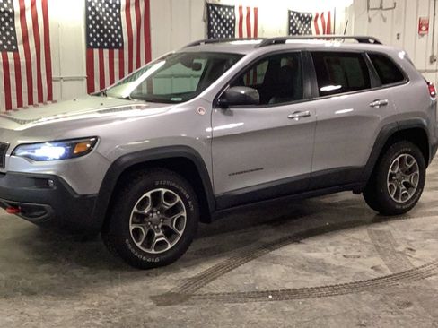 Used 2019 Jeep Cherokee Trailhawk image 2