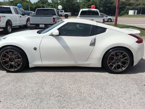 Used 2018 Nissan 370Z Coupe RWD image 2