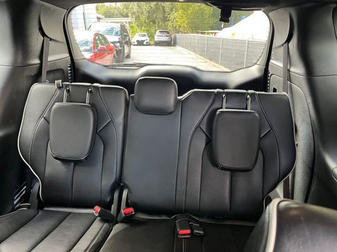 Used 2025 Chrysler Pacifica Limited image 31