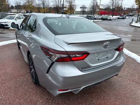 Used 2022 Toyota Camry SE image 3