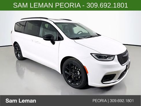 New 2026 Chrysler Pacifica Limited w/ Uconnect Theater Family Group image 1