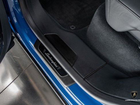 Used 2025 Lamborghini Urus SE image 71