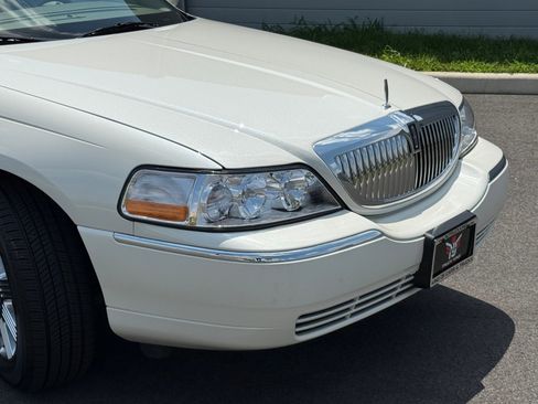 Used 2005 Lincoln Town Car Signature image 13