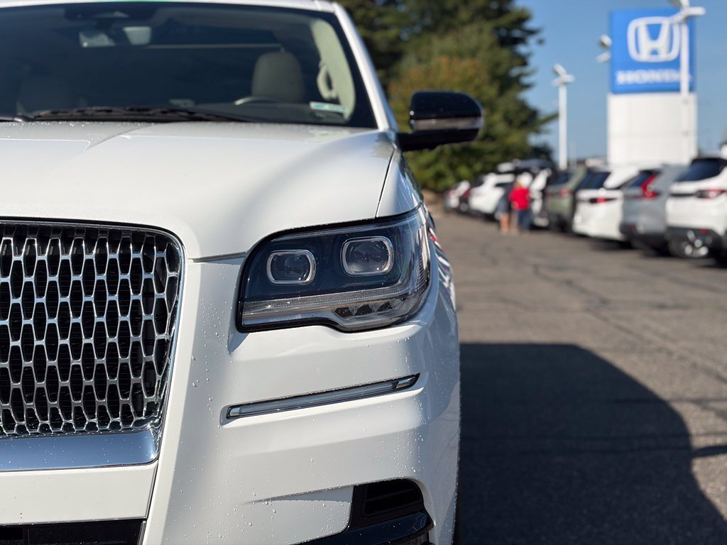 Used 2023 Lincoln Navigator Reserve AWD/4WD image 4
