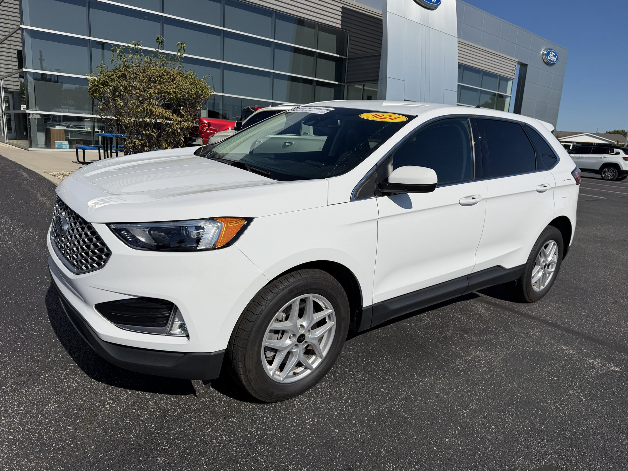 Used 2024 Ford Edge SEL w/ Convenience Package AWD/4WD image 2
