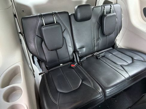 Used 2024 Chrysler Pacifica Touring-L FWD image 21