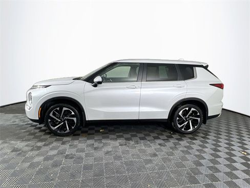 Used 2023 Mitsubishi Outlander SE image 3