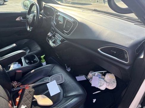 Used 2019 Chrysler Pacifica Touring-L Plus w/ Advanced Safetytec Group FWD image 23