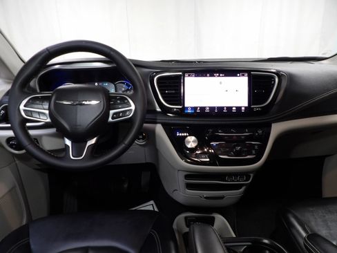 Used 2024 Chrysler Pacifica Limited FWD image 20