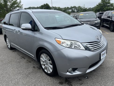 Used 2014 Toyota Sienna Limited w/ Limited Premium Package FWD image 3