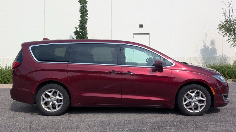 Used 2018 Chrysler Pacifica Touring Plus w/ Tire & Wheel Group FWD image 2